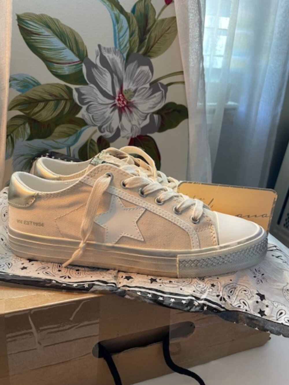 VINTAGE HAVANA Alive Low Top Sneakers in Natural Canvas White Star Size 7.5 NWT